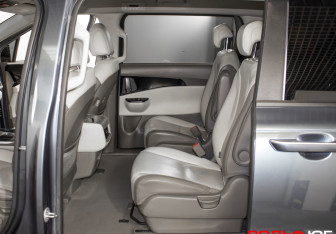 Подержанный автомобиль Kia Carnival 2020 года (10 фото)