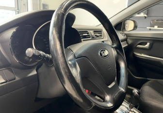 Подержанный автомобиль Kia Rio Sedan 2015 года (13 фото)