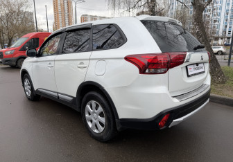 Подержанный автомобиль Mitsubishi Outlander 2015 года (7 фото)