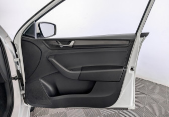 Подержанный автомобиль Skoda Rapid Liftback 2021 года (24 фото)