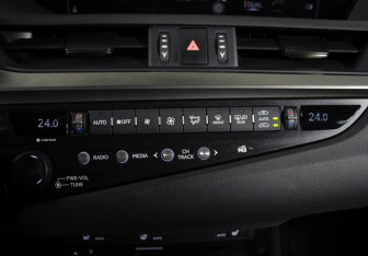 Подержанный автомобиль Lexus ES 2019 года (33 фото)
