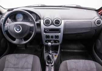 Подержанный автомобиль Renault Logan Sedan 2010 года (13 фото)