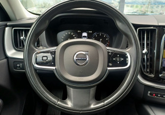 Подержанный автомобиль Volvo XC60 2020 года (13 фото)