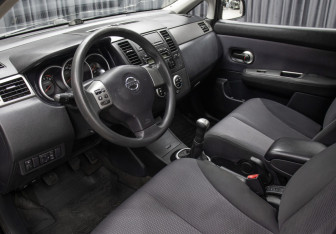 Подержанный автомобиль Nissan Tiida Sedan 2010 года (15 фото)