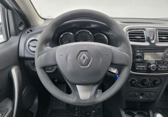 Подержанный автомобиль Renault Logan Sedan 2016 года (12 фото)