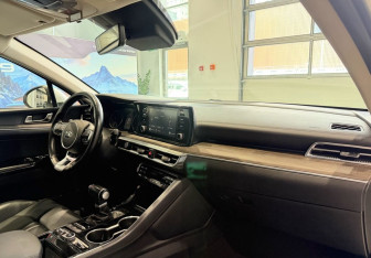 Подержанный автомобиль Kia K5 2021 года (10 фото)