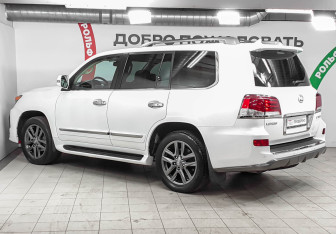 Подержанный автомобиль Lexus LX 2014 года (6 фото)