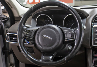 Подержанный автомобиль Jaguar F-Pace 2016 года (17 фото)