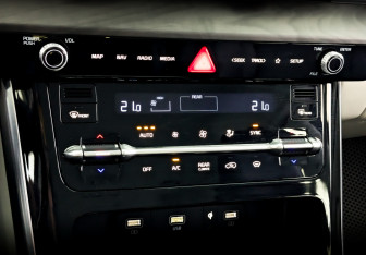 Подержанный автомобиль Kia Carnival 2022 года (30 фото)