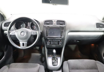 Подержанный автомобиль Volkswagen Golf Hatchback 2012 года (13 фото)