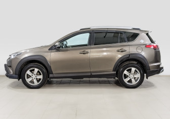 Подержанный автомобиль Toyota RAV4 2018 года (8 фото)