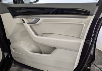 Подержанный автомобиль Volkswagen Touareg 2018 года (25 фото)