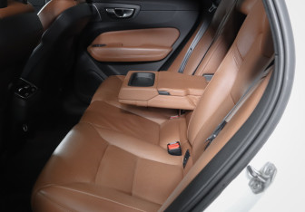 Подержанный автомобиль Volvo XC60 2018 года (10 фото)