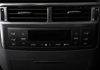 Подержанный автомобиль Lexus LX 2008 года (21 фото)