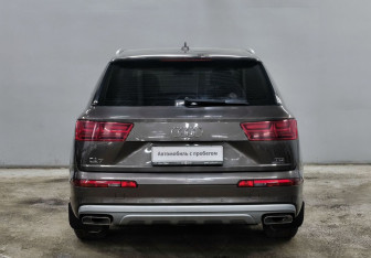 Подержанный автомобиль Audi Q7 2015 года (6 фото)