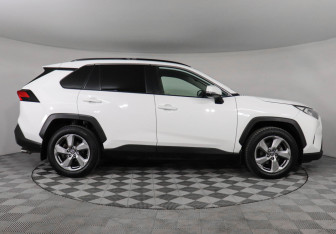 Подержанный автомобиль Toyota RAV4 2021 года (4 фото)