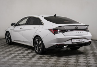 Подержанный автомобиль Hyundai Elantra Sedan 2021 года (7 фото)