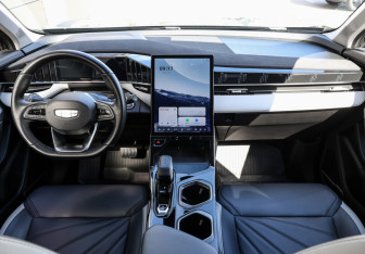 Подержанный автомобиль Geely Atlas 2024 года (14 фото)