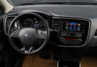 Подержанный автомобиль Mitsubishi Outlander 2019 года (10 фото)