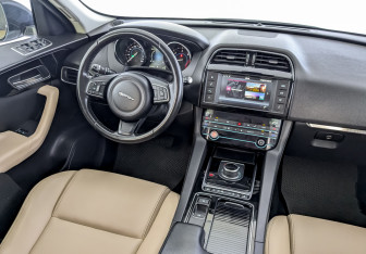 Подержанный автомобиль Jaguar F-Pace 2018 года (29 фото)