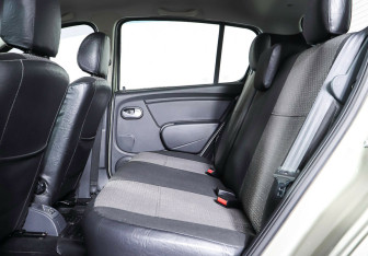 Подержанный автомобиль Renault Sandero 2013 года (19 фото)