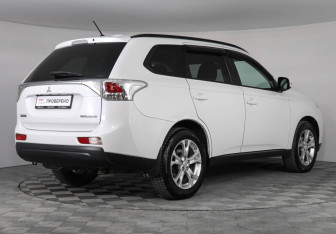 Подержанный автомобиль Mitsubishi Outlander 2012 года (5 фото)
