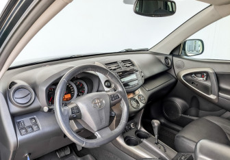 Подержанный автомобиль Toyota RAV4 2011 года (16 фото)