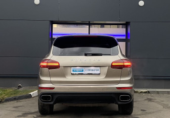 Подержанный автомобиль Porsche Cayenne 2015 года (6 фото)