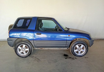 Подержанный автомобиль Toyota RAV4 1995 года (8 фото)