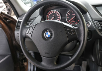 Подержанный автомобиль BMW X1 2014 года (16 фото)
