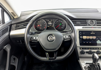 Подержанный автомобиль Volkswagen Passat Sedan 2019 года (22 фото)