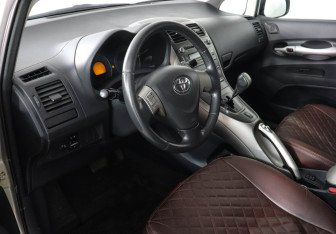 Подержанный автомобиль Toyota Auris Hatchback 2008 года (9 фото)