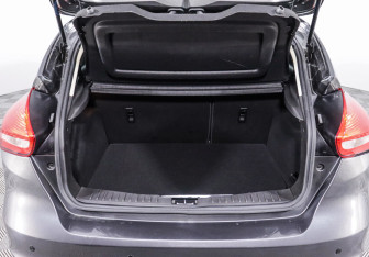 Подержанный автомобиль Ford Focus Hatchback 2018 года (12 фото)