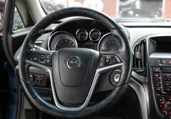 Подержанный автомобиль Opel Astra Hatchback 2013 года (16 фото)