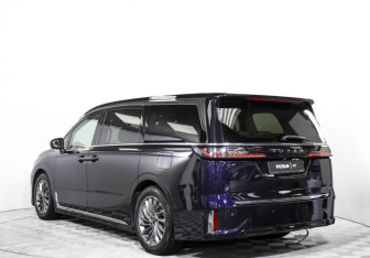 Подержанный автомобиль Voyah Dream 2023 года (7 фото)