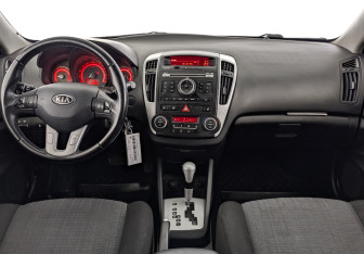 Подержанный автомобиль Kia Ceed Hatchback 2011 года (14 фото)