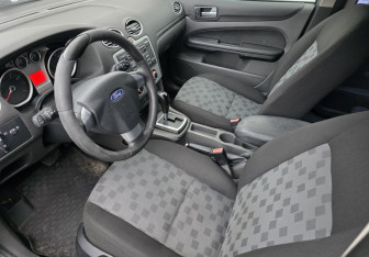 Подержанный автомобиль Ford Focus Sedan 2005 года (9 фото)