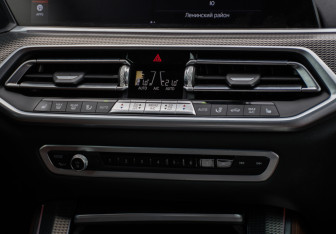 Подержанный автомобиль BMW X5 2020 года (18 фото)