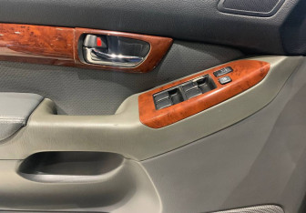 Подержанный автомобиль Toyota Land Cruiser Prado 2008 года (17 фото)