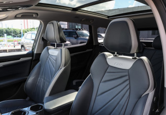 Подержанный автомобиль Geely Atlas 2024 года (24 фото)