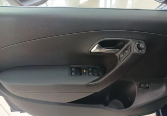 Подержанный автомобиль Volkswagen Polo Sedan 2016 года (14 фото)