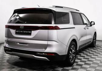 Подержанный автомобиль Kia Carnival 2020 года (5 фото)