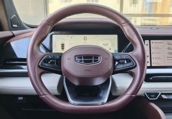 Подержанный автомобиль Geely Monjaro 2023 года (17 фото)