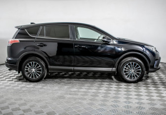 Подержанный автомобиль Toyota RAV4 2016 года (4 фото)