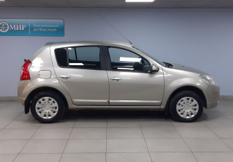 Подержанный автомобиль Renault Sandero 2010 года (4 фото)
