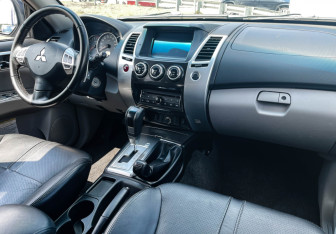 Подержанный автомобиль Mitsubishi Pajero Sport 2013 года (9 фото)