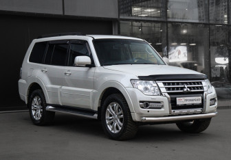 Подержанный автомобиль Mitsubishi Pajero 2015 года (3 фото)