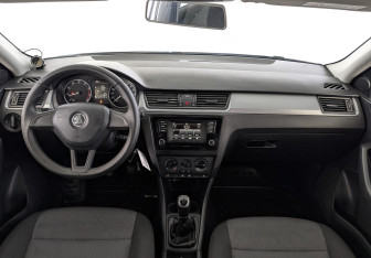 Подержанный автомобиль Skoda Rapid Liftback 2017 года (14 фото)