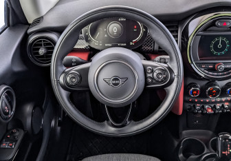 Подержанный автомобиль MINI Hatch 2020 года (21 фото)