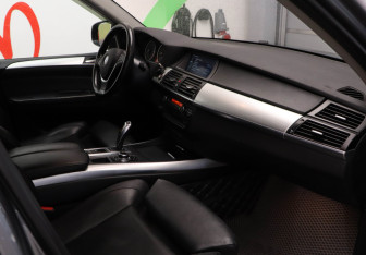 Подержанный автомобиль BMW X5 2012 года (17 фото)
